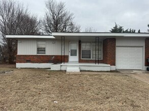 Building Photo - 4312 NW Santa Fe Ave