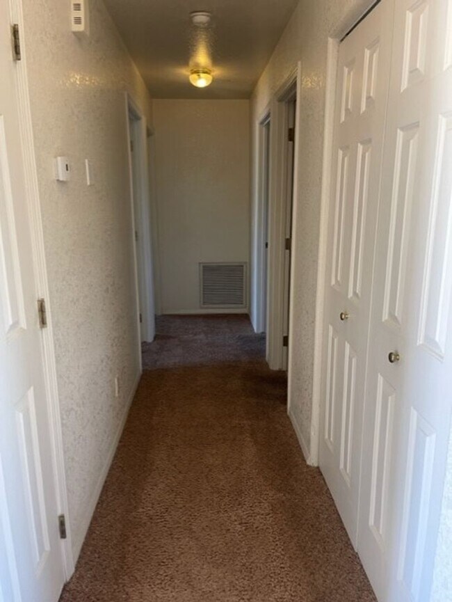 Foto del edificio - 3 Bed 3 bath Home with a lot of space 2 se...