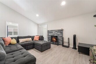 Building Photo - 3209 Kings Way