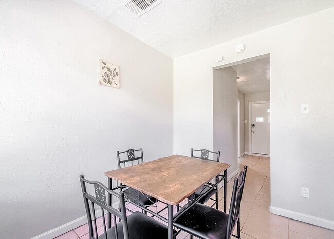 Building Photo - 9129 Chatwood Dr