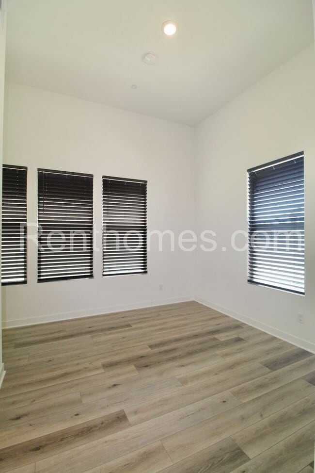 Building Photo - 1710 Discovery Falls Dr