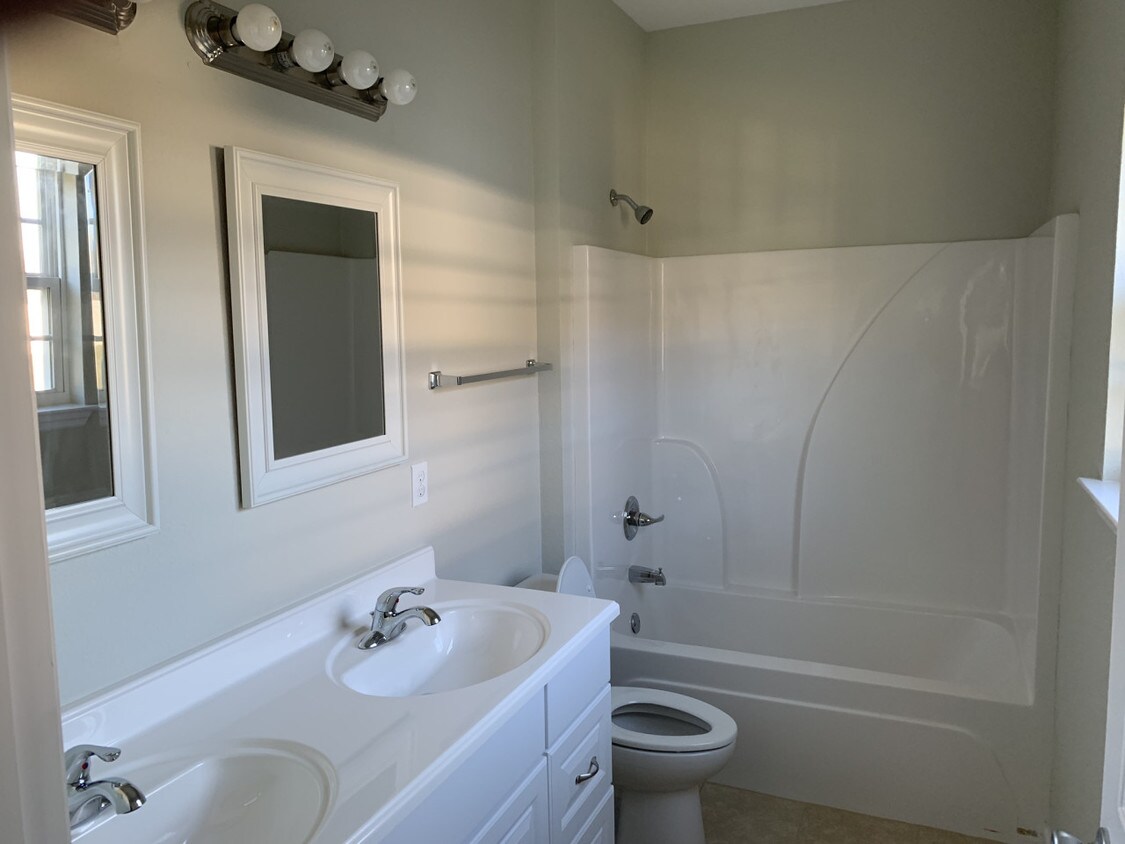 Building Photo - Grove Pointe 107 Lauren Lane