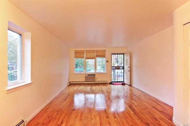 Foto del edificio - 2 bedroom in Middle Village NY 11379