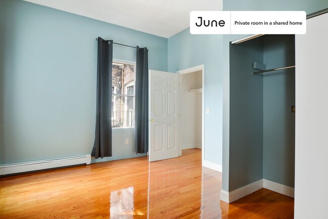 Building Photo - Private bedroom in 4 bed/2 bath Home