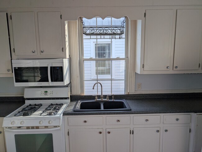 Building Photo - 57 Carolina St
