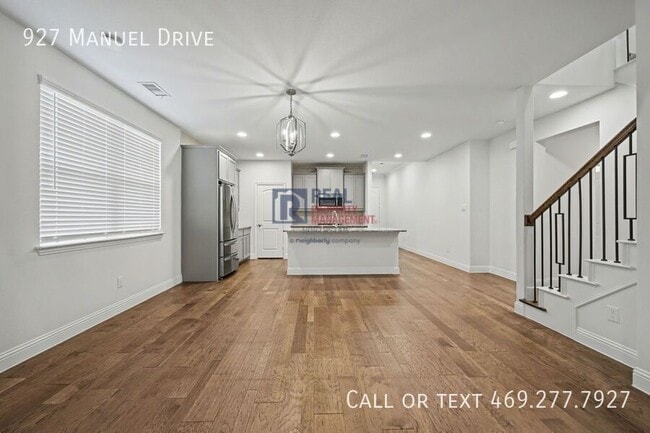 Building Photo - 927 Manuel Dr