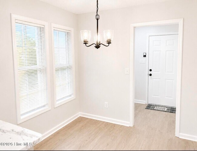 Foto del edificio - 607 Sunset Oaks Ln