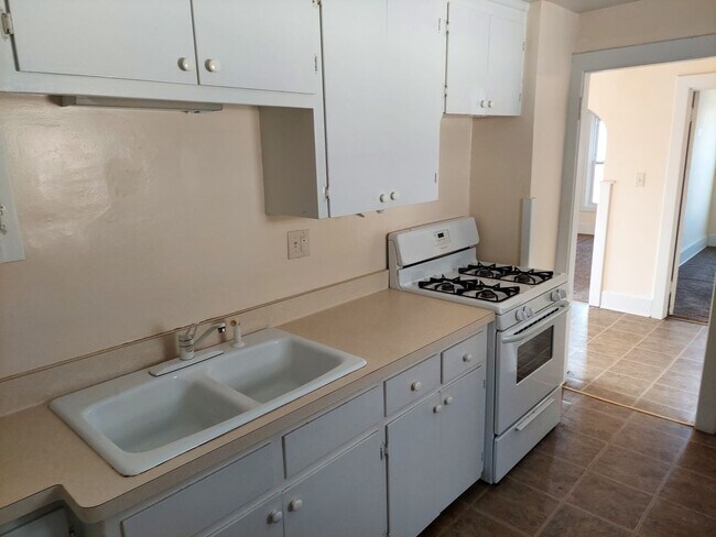 Building Photo - Location Location! Spacious 1 Bedroom + De...