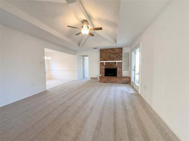 Building Photo - 709 Sandy Trail