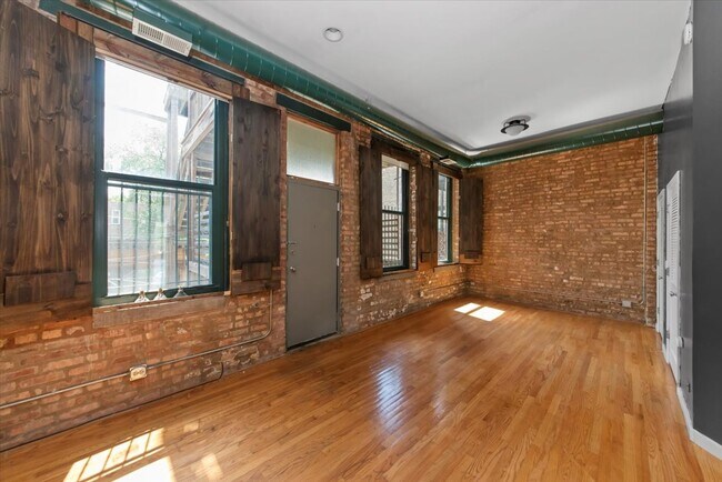 Foto del edificio - 1470 N Milwaukee Ave
