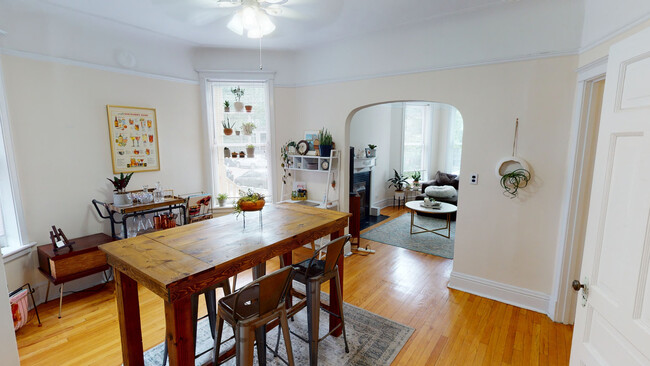 Building Photo - 3043 N Kenmore Ave
