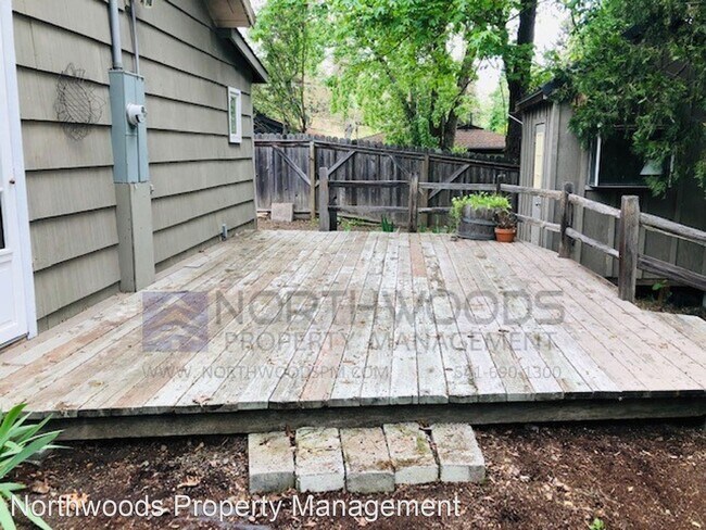 Foto del edificio - 1 br, 1 bath House - 245 West D St