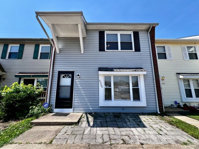 Building Photo - Gorgeous townhouse in the heart of Virgini...