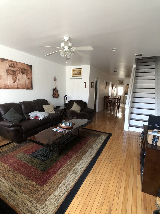 Foto del edificio - Modern 3-Story, 4 Bedroom , 2.5 Passyunk S...