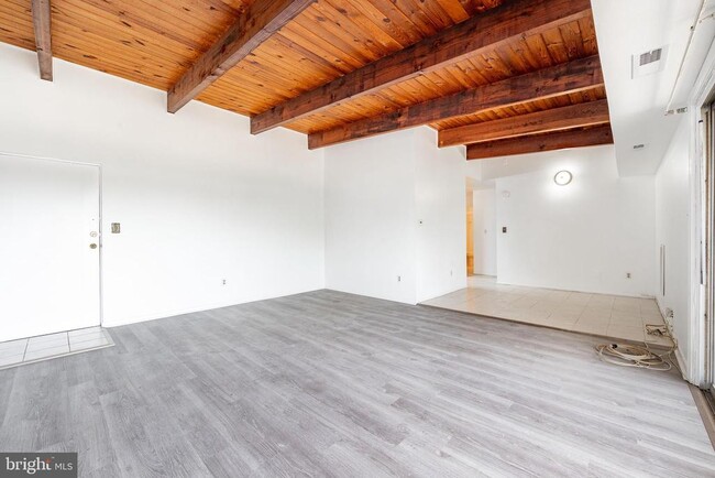 Foto del edificio - 7517 Riverdale Rd
