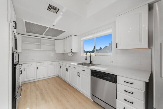 Building Photo - Charming 2-Bedroom, 3-Bathroom Home for Rent
