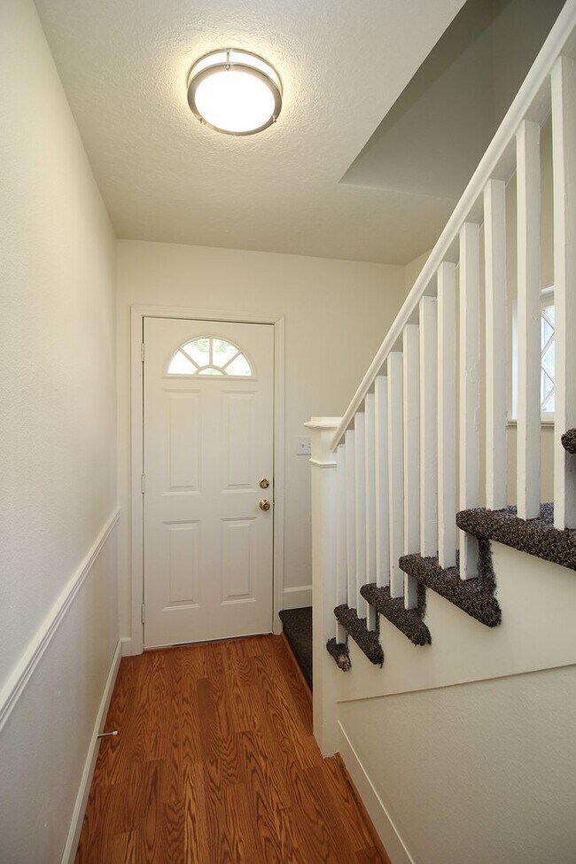 Building Photo - UNIVERSITY LIVING - Beautiful 5 Bedroom Ho...