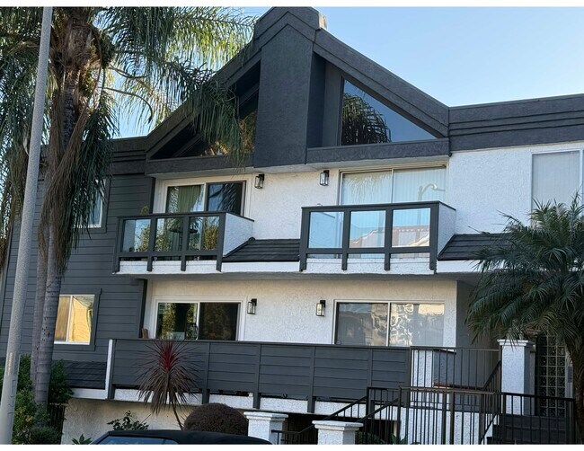 ¡Fuera de tu nuevo hogar! - 1741 Granville Ave