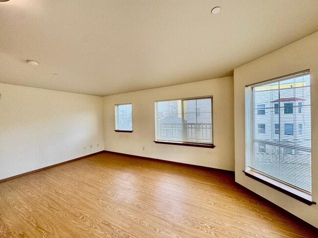 Building Photo - Studio for rent in the heart of Capitol Hill!!!!!!