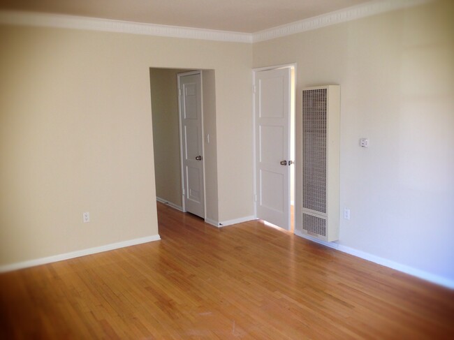 Hardwood Floors and Crown Molding - 1278 Queen Anne Pl