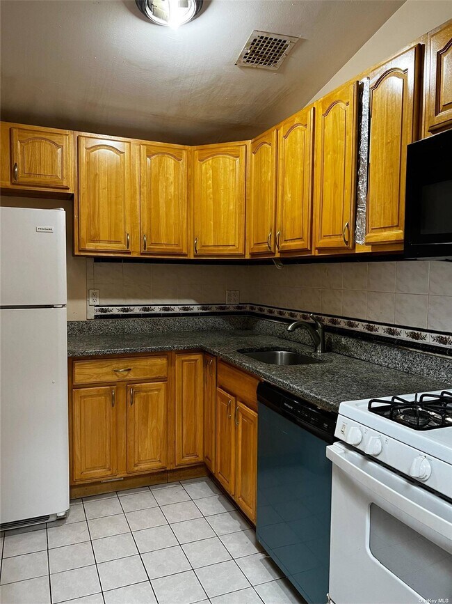 Building Photo - 82-167 Country Pointe Cir