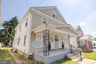 Building Photo - 806 W John St