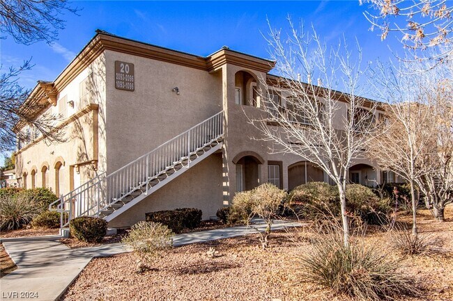Building Photo - 3400 Cabana Dr