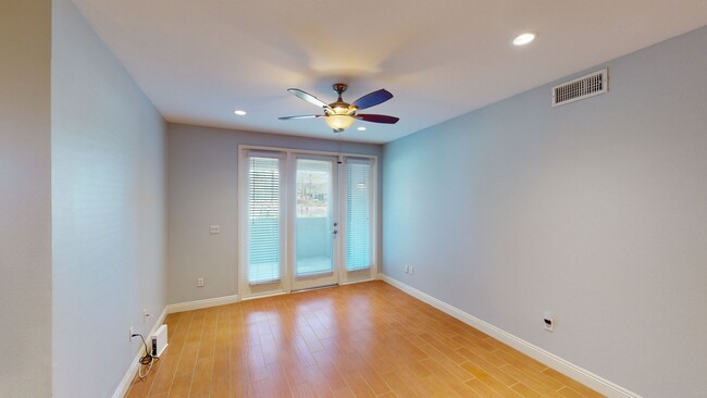 Building Photo - Luxurious  2 Bedroom 2 Bathroom Floor Leve...