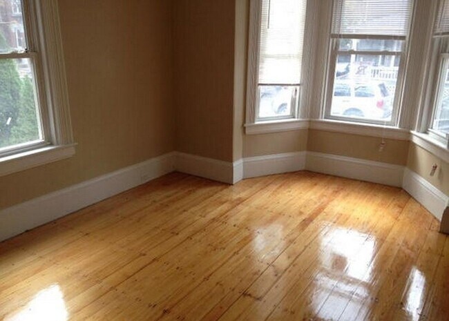 Foto del edificio - HOLY SMOKES!!  8 BED/3.5 BATH TOWNHOUSE IN ALLSTON