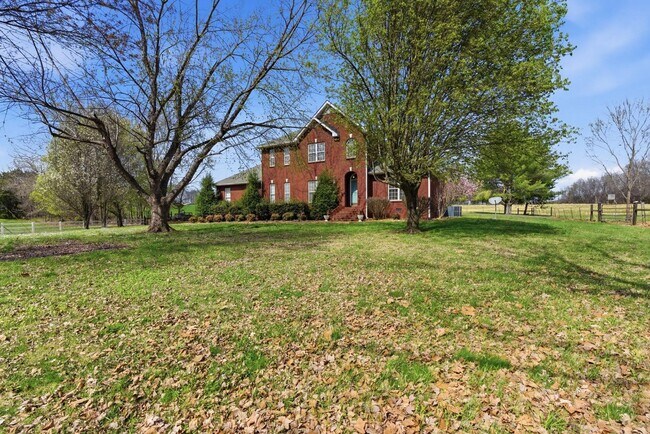 Foto del edificio - 1.25 ACRES IN THE GLADE! - 4 Bed, 3.5 Bath, 3250 sqft Home in Mt. Juliet (Gladeville)