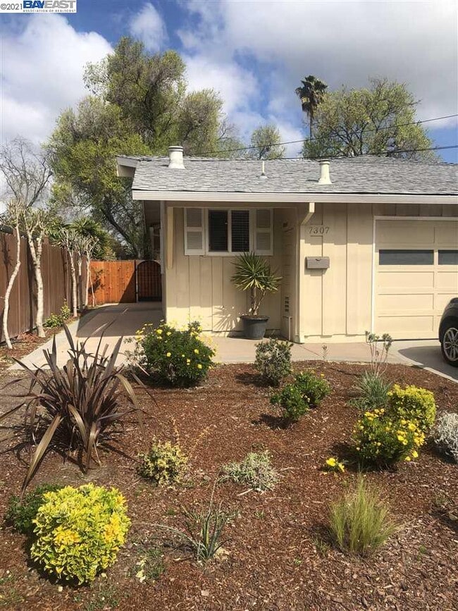 Building Photo - 7307 Glenoaks Way