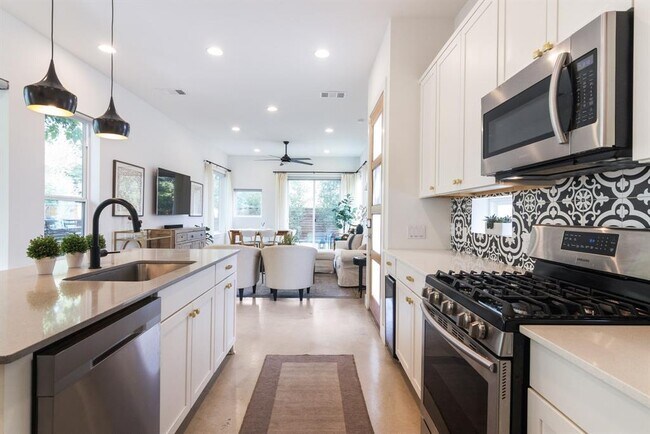 Foto del edificio - 6305 Hergotz Ln