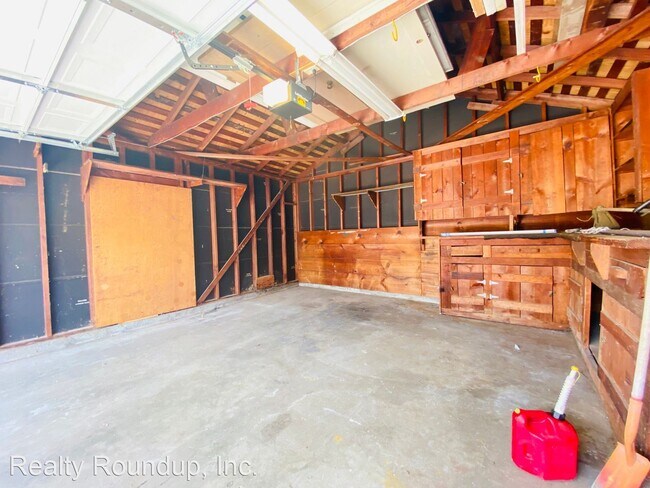Building Photo - 3 br, 1 bath House - 6337 McMahon Dr