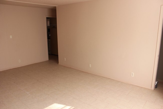 Nuevos azulejos y pintura en los apartamentos de 6,407 - Newport Quadplexes
