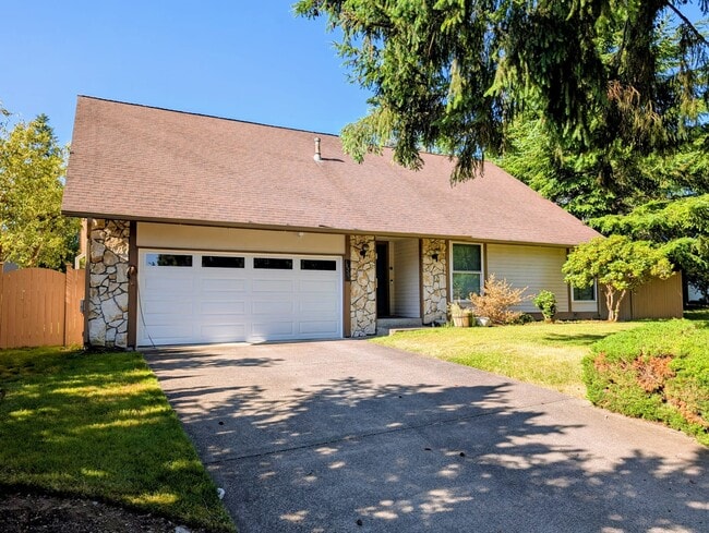 Front of house + driveway - 14209 NE 63rd Ct
