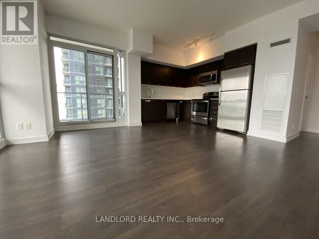 Photo du bâtiment - 2220-2220 Lake Shore Blvd W