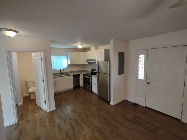 Building Photo - Beautiful Like New 2br, 1ba home with garage.