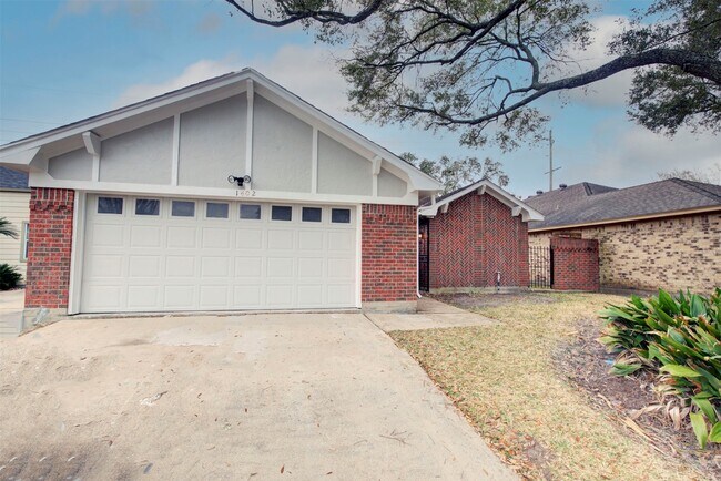 Foto del edificio - 1402 Forest Home Dr