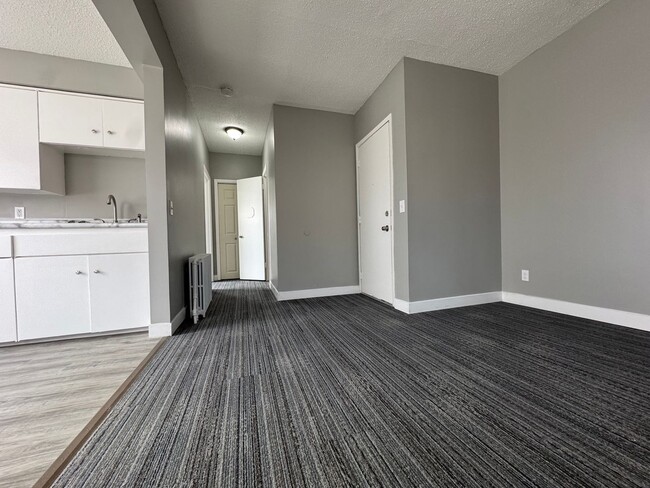 Foto del edificio - 1727 Reaney Ave E