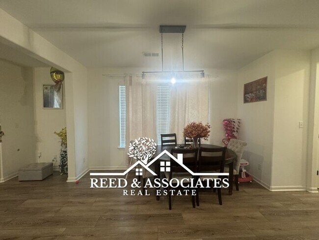 Building Photo - Spacious: 4 Bedroom in Cordova!