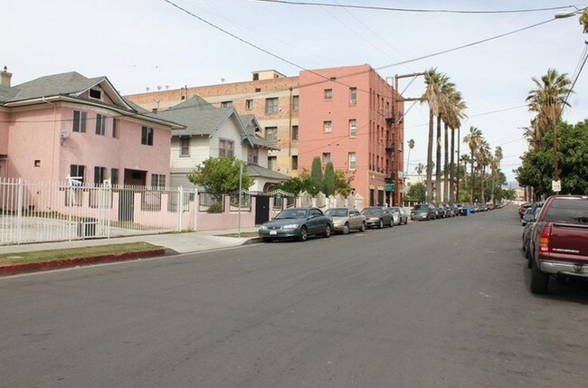 Building Photo - Welcome to 1443 Bonnie Brae Apartments – Classic Style Meets Modern Convenience!