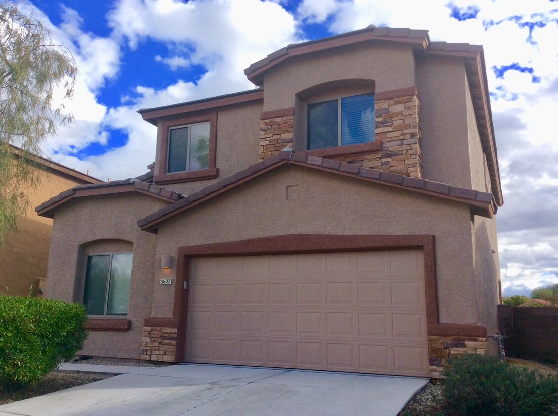 Foto principal - 4 Bdrm + Den / 2.5 Bath, 2 Story NW, off T...