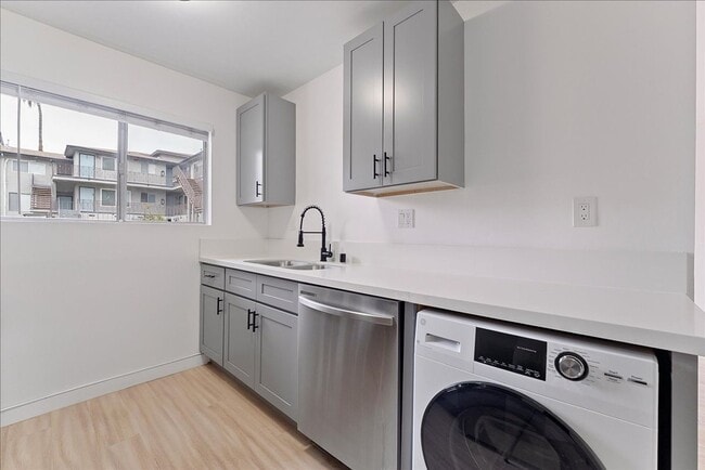 Building Photo - 376 N Ave 57