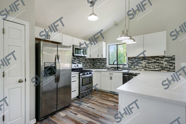 Building Photo - 925 Kusterer - BEAUTIFUL Single Family Home