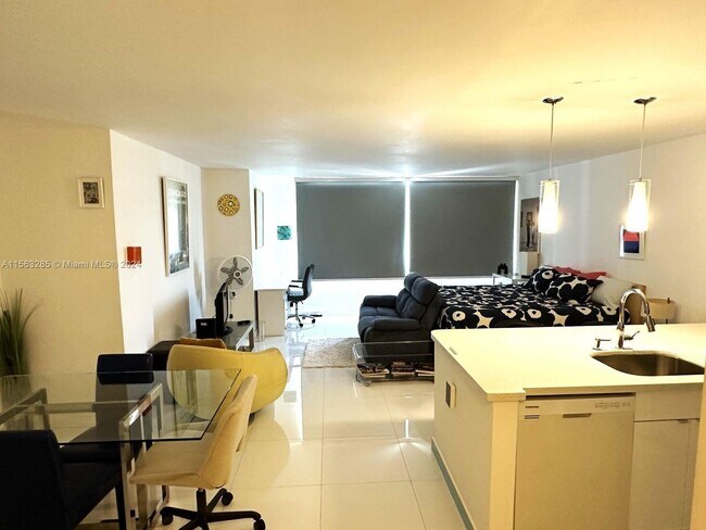 Building Photo - 1000 West Avenue Apt #1532, Miami Beach, F...