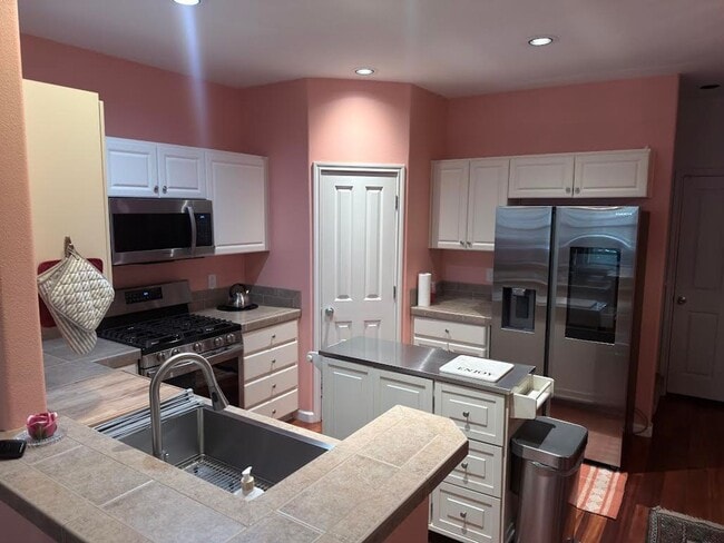 Foto del edificio - Beautiful Townhome Available in Prestigious Arbor Woods at Murrayhill