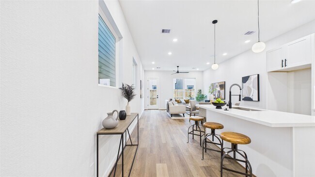 Foto del edificio - 5032 Creekmont Dr