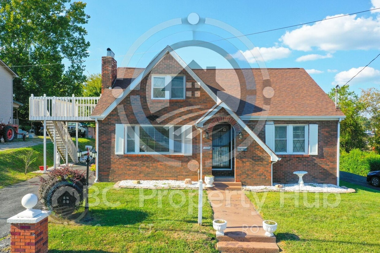 Primary Photo - 305 E 3rd St