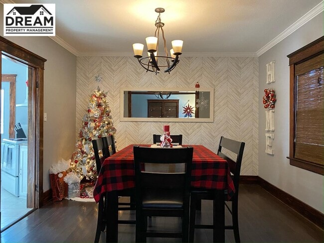 Building Photo - 473 Wellington St