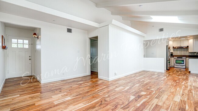Building Photo - Lovely Home Close to All Amenities ~ Bel Aire Estates